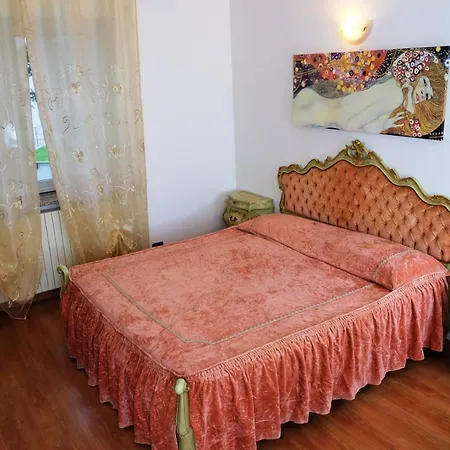 Ornella Mandello del Lario