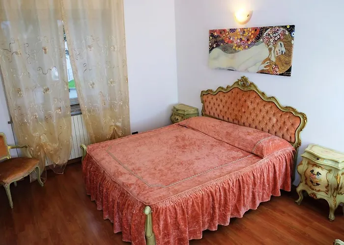 Ornella Mandello del Lario